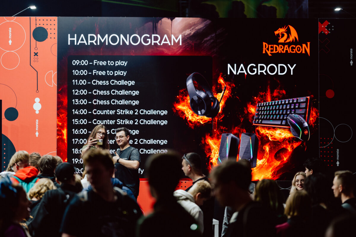 Die Menge steht vor dem Veranstaltungskalender und der Preistafel von Redragon, auf der Bilder von Gaming-Equipment zu sehen sind, mit einem Zeitplan für Aktivitäten wie Free to Play, Schach und Counter Strike-Herausforderungen auf einem verschnörkelten Hintergrund.