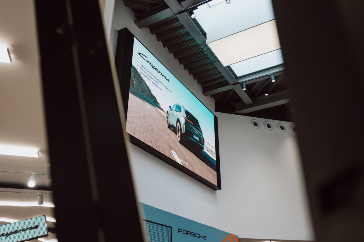 reportaz otwarcie salonu porsche wawer warszawa premiera cayenne electric 064