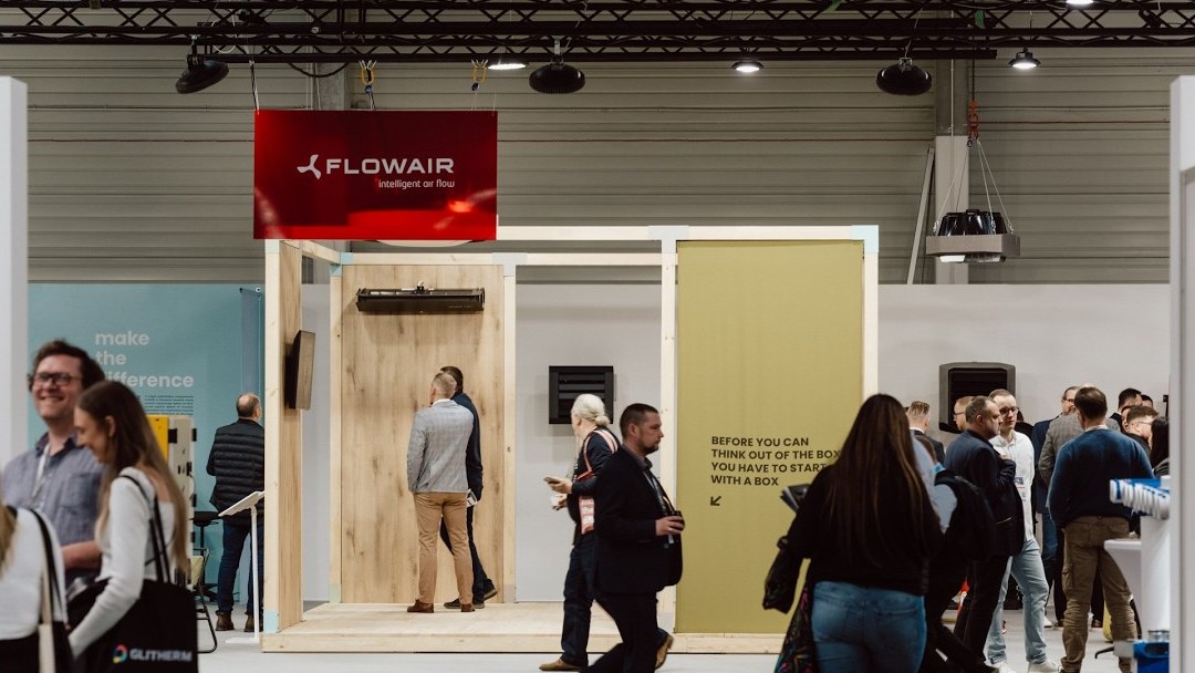 FlowAir-Stand auf einer Messe, Besucher vor dem Stand — Bild aus dem Videoclip