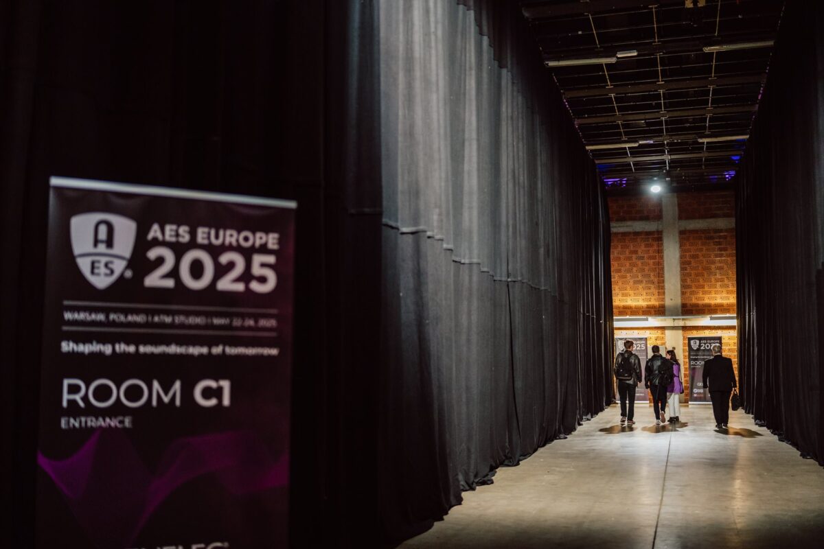 Korytarz między salami podczas konwencji AES Europe 2025