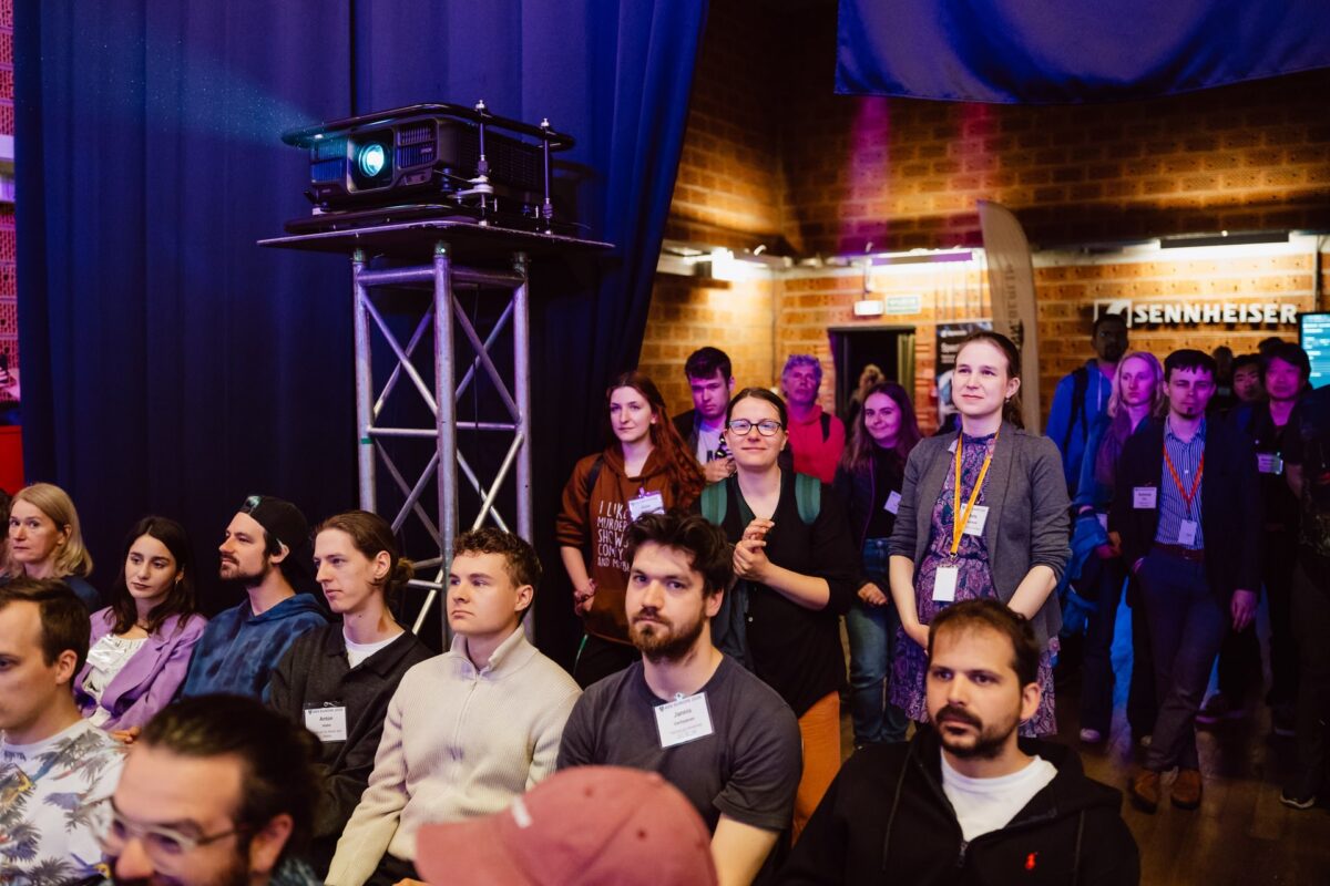 Zespół na scenie podczas AES Europe 2025, branding Sennheiser