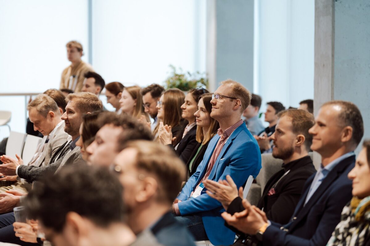 Publiczność nagradza prelegenta oklaskami, Guidewire Warsaw Pricing Meetup 2026