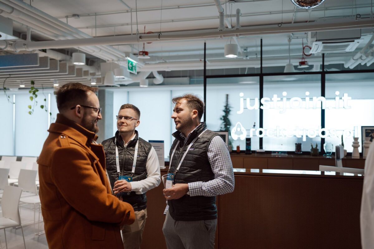 Rozmowy w lobby Just Join IT podczas Guidewire Warsaw Pricing Meetup 2026