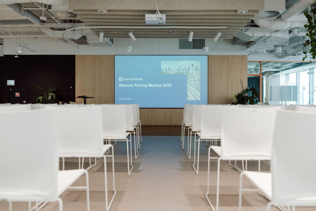 Sala przed rozpoczęciem Guidewire Warsaw Pricing Meetup 2026, na ekranie slajd otwierający