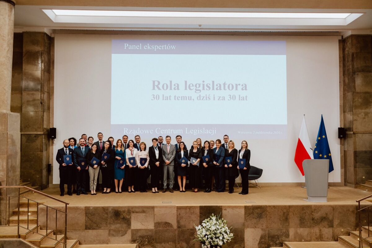 Absolwenci aplikacji legislacyjnej na scenie auli RCL