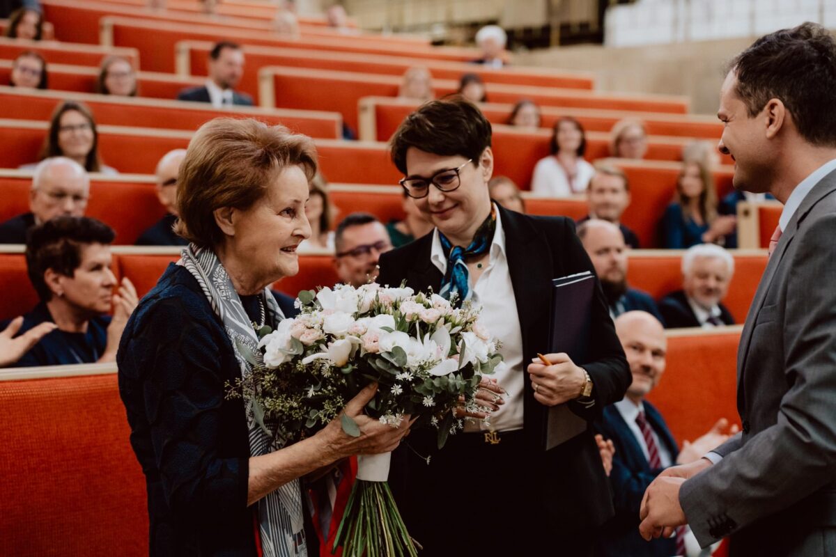 Podziękowania i kwiaty podczas konferencji RCL