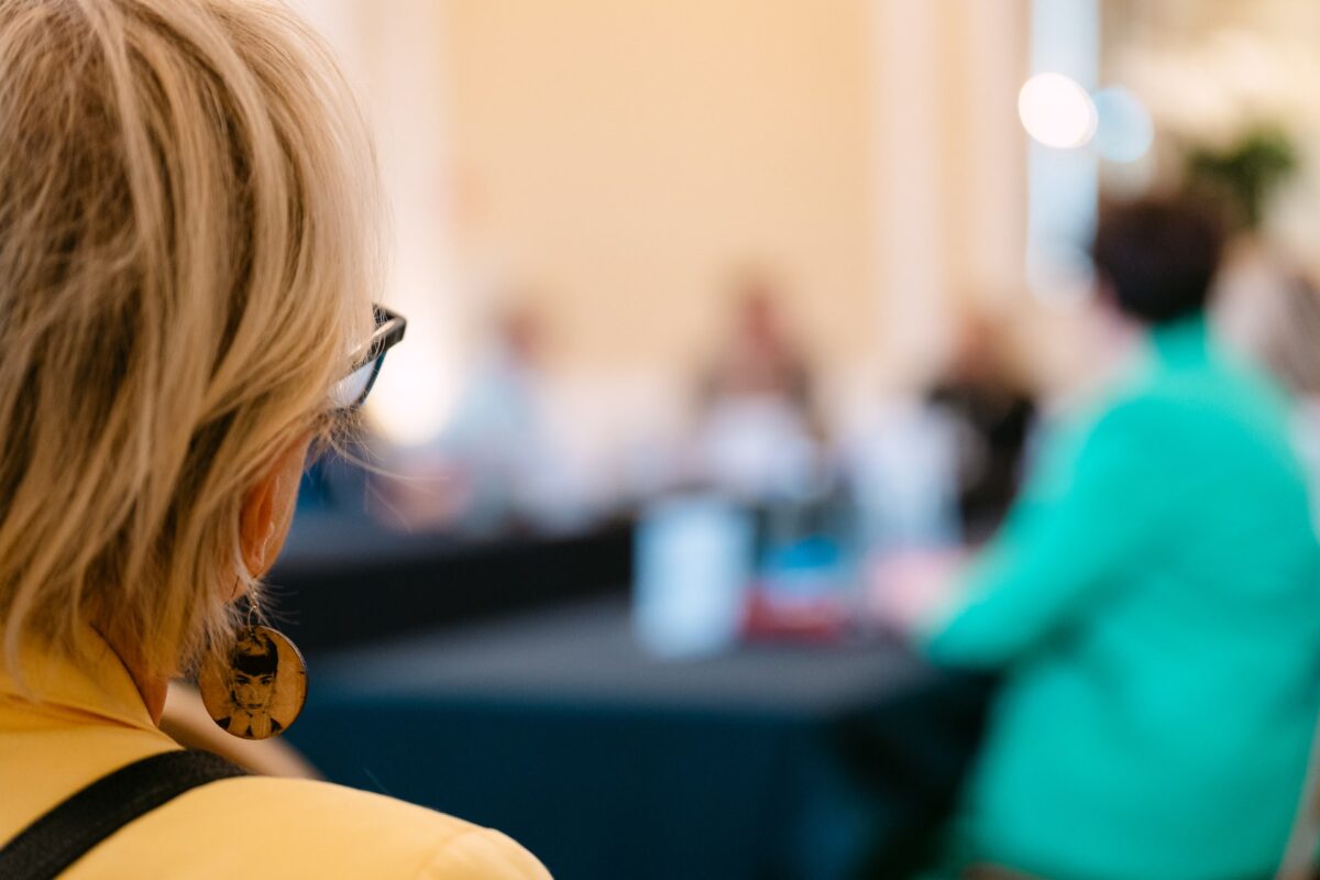 Detal z publiczności Kongresu Zdrowie 360 - kolczyk z portretem