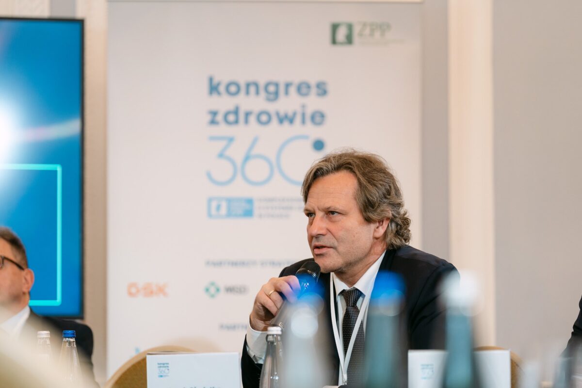 Prelegent na tle brandingu Kongresu Zdrowie 360