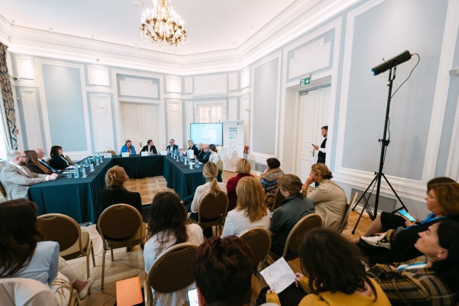 Sala Hotelu Bellotto podczas Kongresu Zdrowie 360 ZPP, panel dyskusyjny i pełna widownia