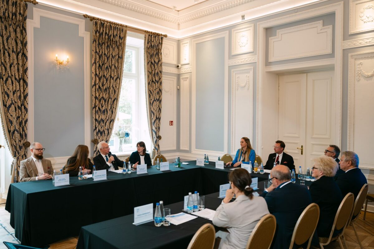 Panel dyskusyjny Kongresu Zdrowie 360 w reprezentacyjnej sali Hotelu Bellotto