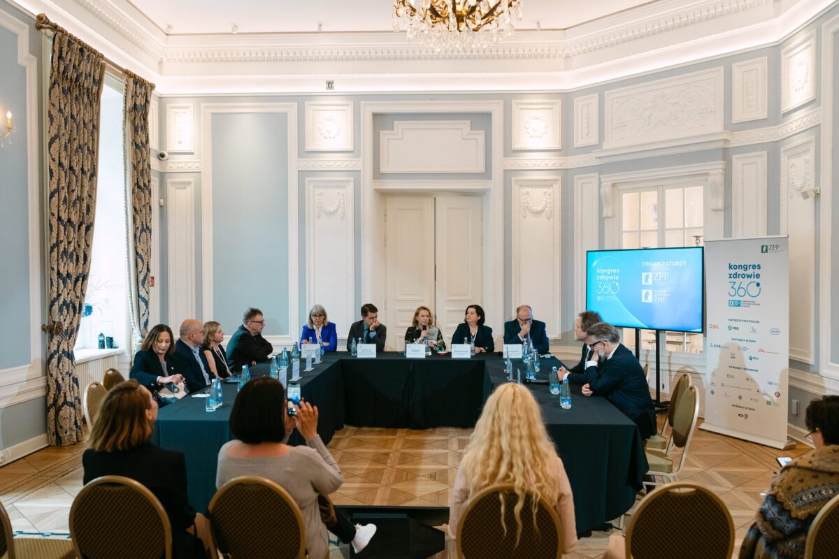 Panel dyskusyjny Kongresu Zdrowie 360 w pełnej sali z widownią