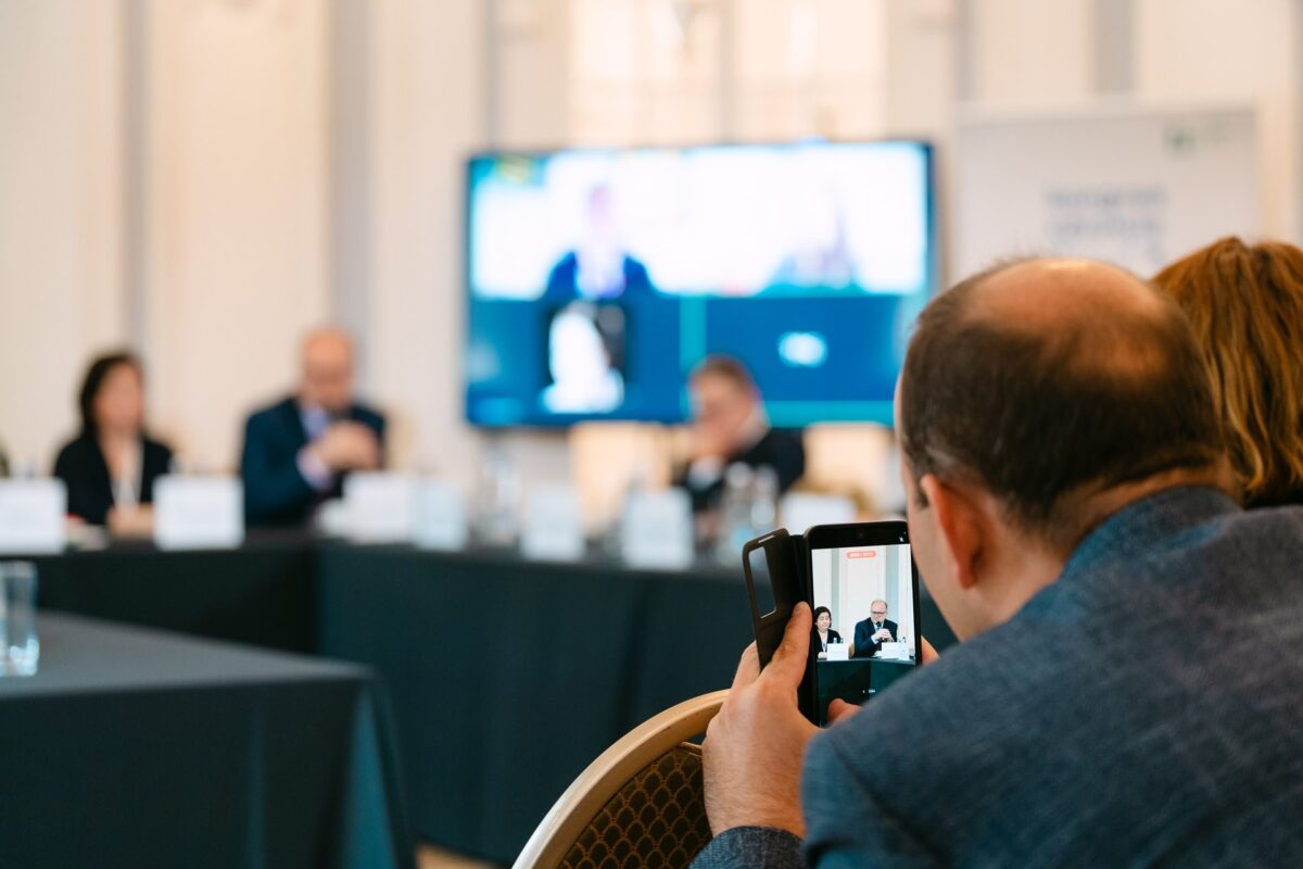Uczestnik nagrywa panel Kongresu Zdrowie 360 telefonem