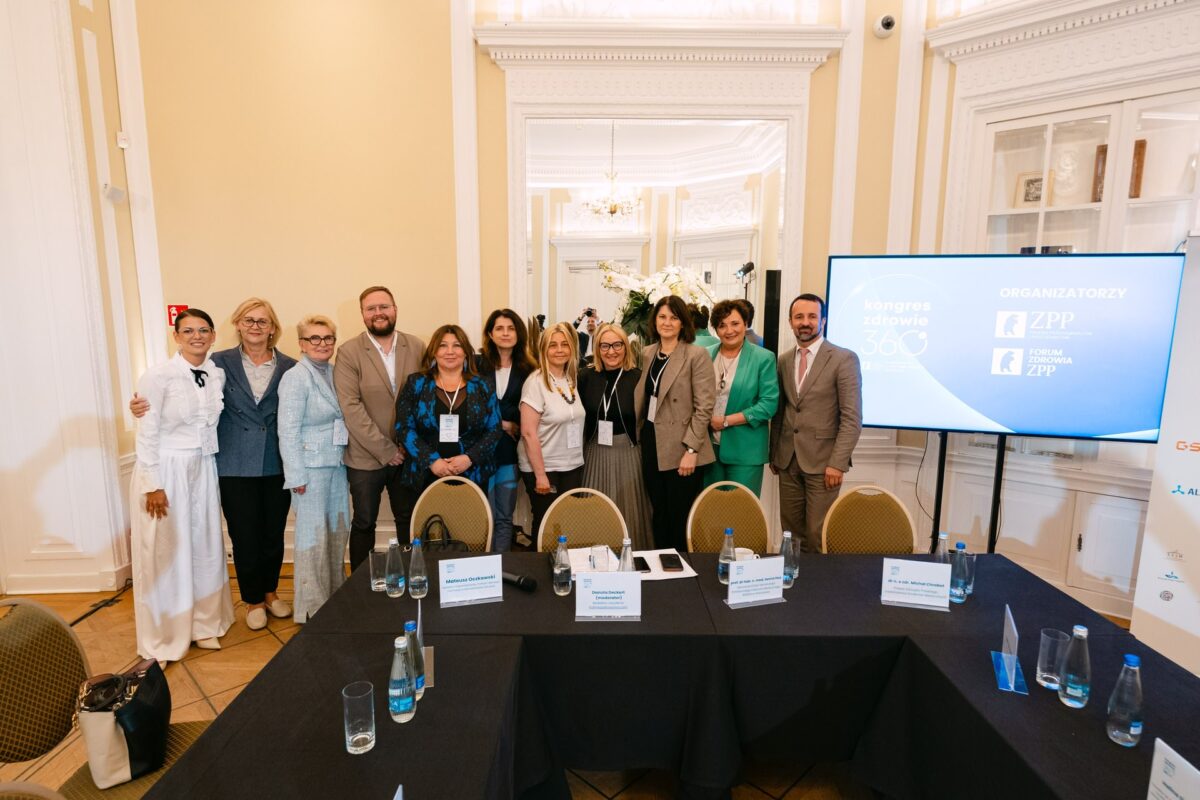 Organizatorzy i prelegenci Kongresu Zdrowie 360 przy ekranie z logotypami ZPP i Forum Zdrowia ZPP