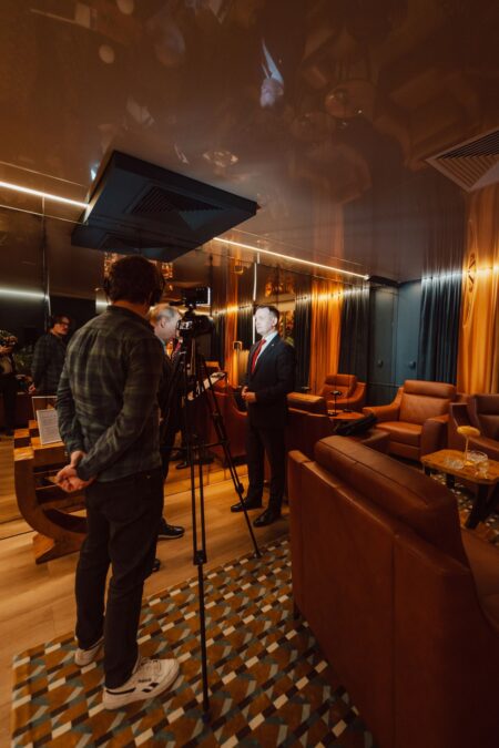 Przygotowania ekipy filmowej do wywiadu podczas seminarium