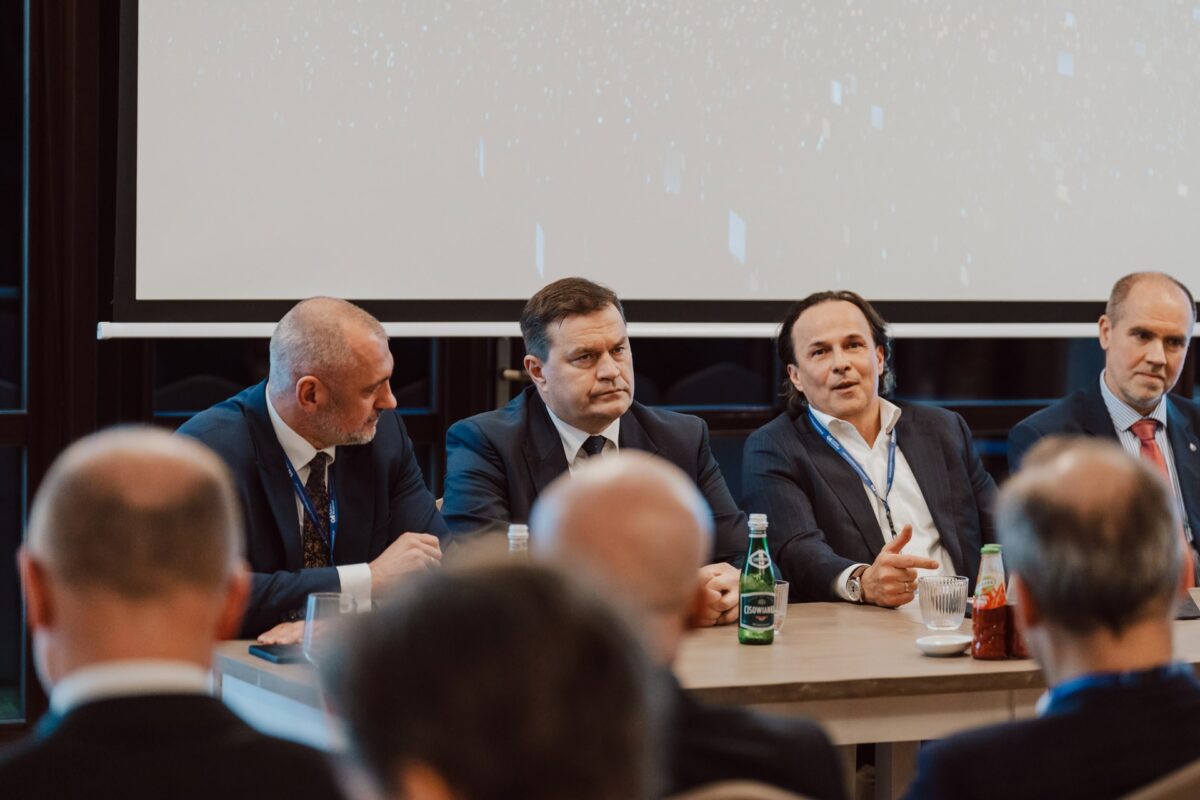 Wymiana opinii podczas panelu eksperckiego na seminarium firmowym