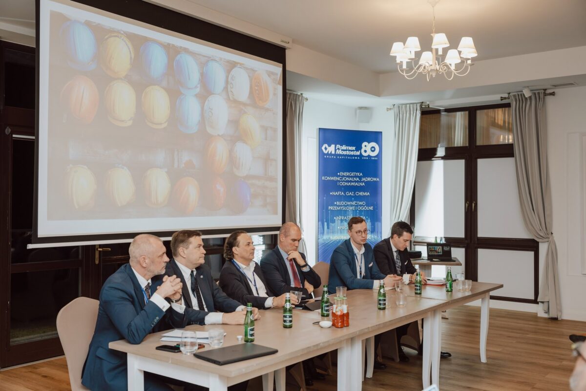 Kolejna runda panelowa seminarium, sześcioro prelegentów przy stole