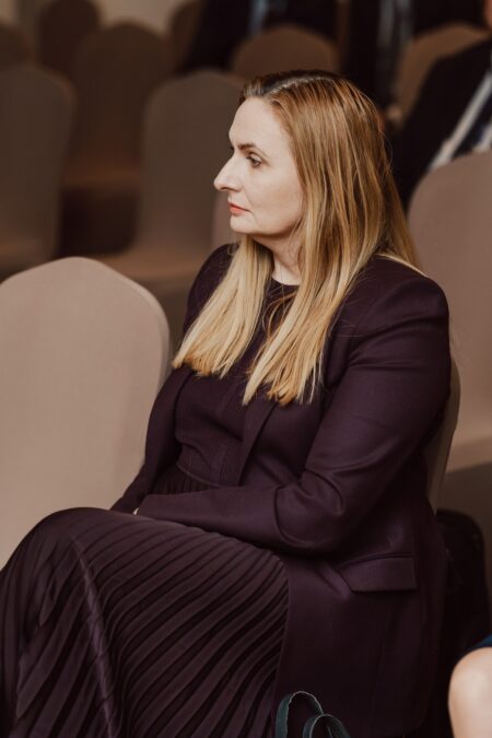 Uczestniczka podczas seminarium eksperckiego o bezpieczeństwie