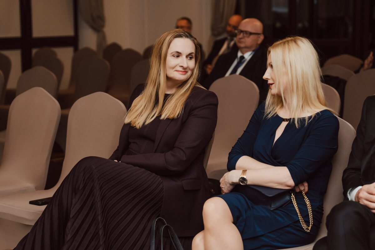Rozmowy kuluarowe podczas przerwy w seminarium