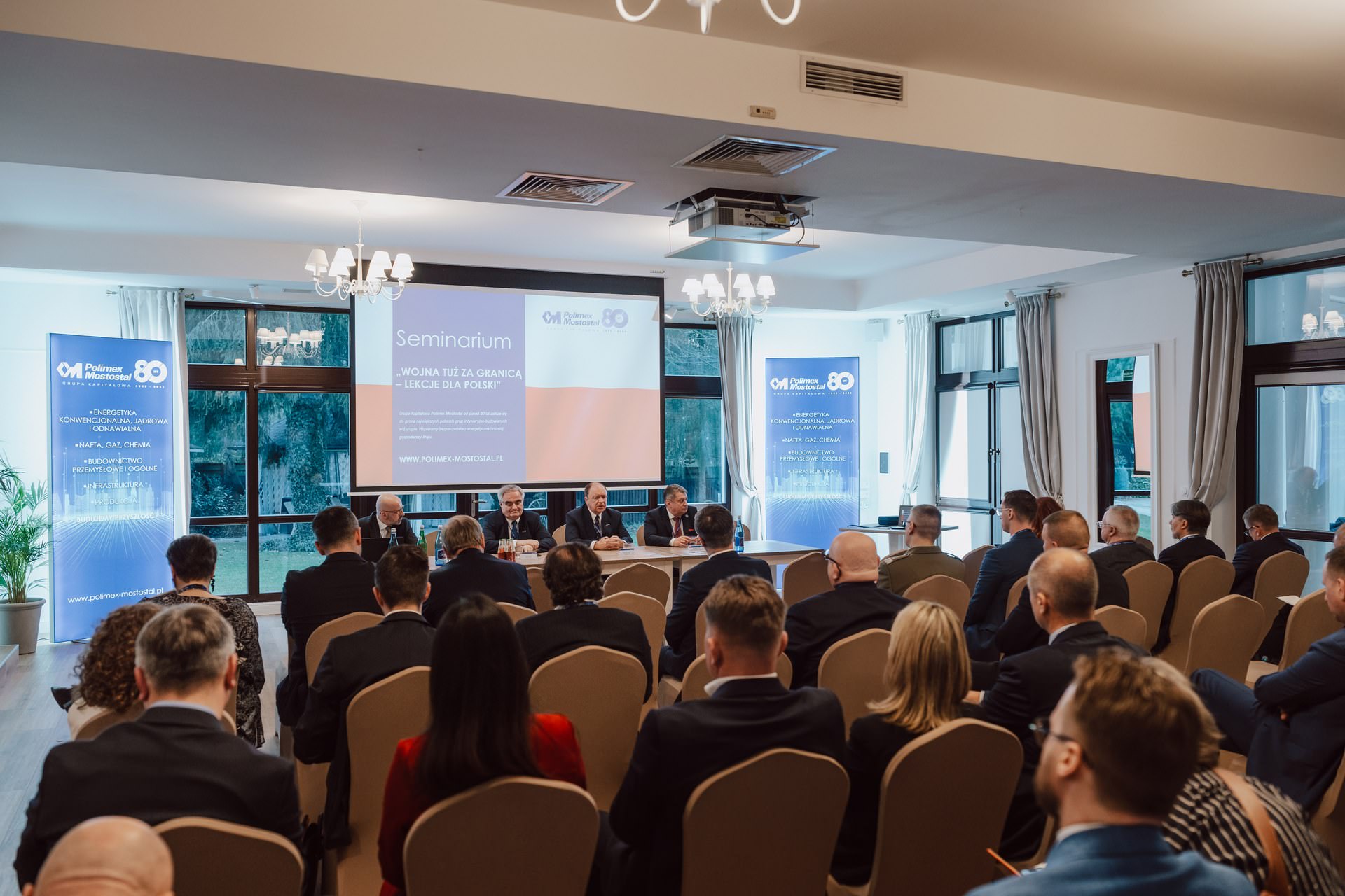 Sala seminarium eksperckiego o bezpieczeństwie w Dworze Konstancin, uczestnicy i ekran ze slajdem tytułowym