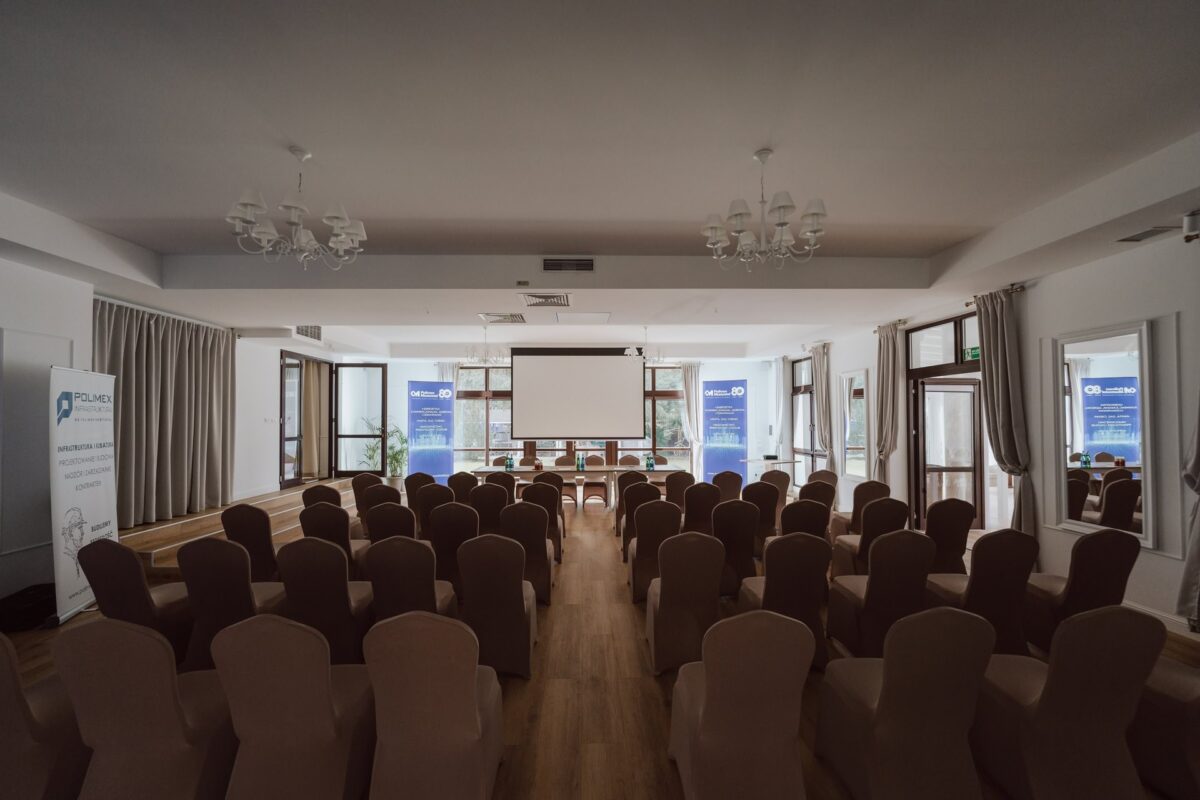 Sala seminaryjna w Dworze Konstancin przygotowana przed rozpoczęciem wydarzenia