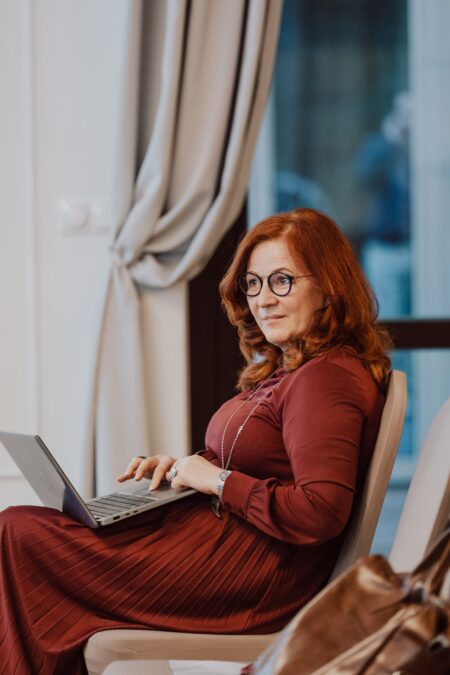 Praca przy laptopie w przerwie seminarium eksperckiego
