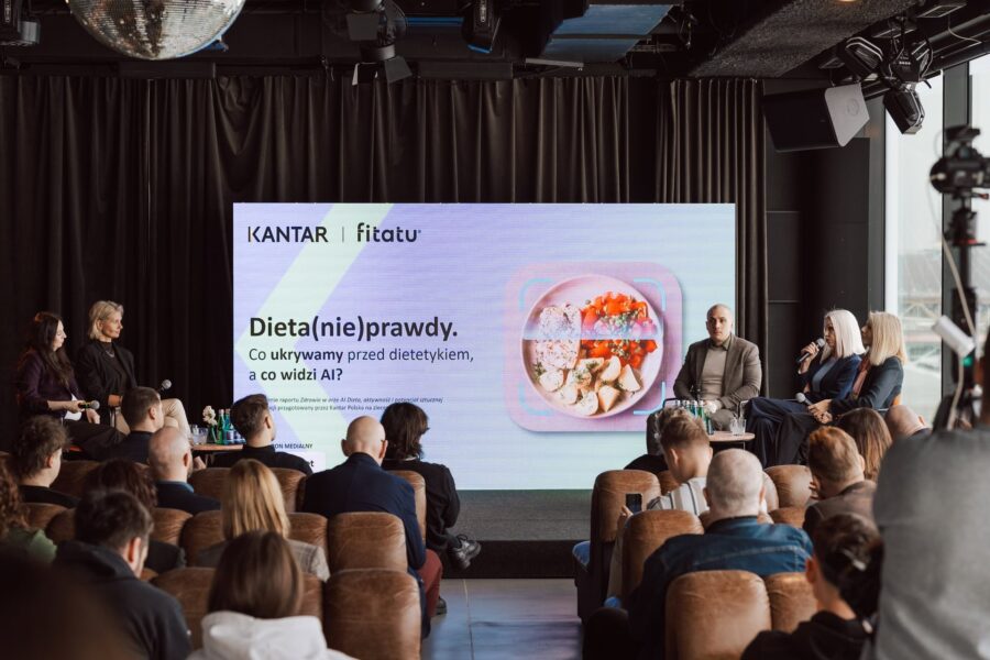 Debata prasowa Dieta (nie)prawdy w Warszawie - panel ekspertów i publiczność przed ekranem z tytułem wydarzenia