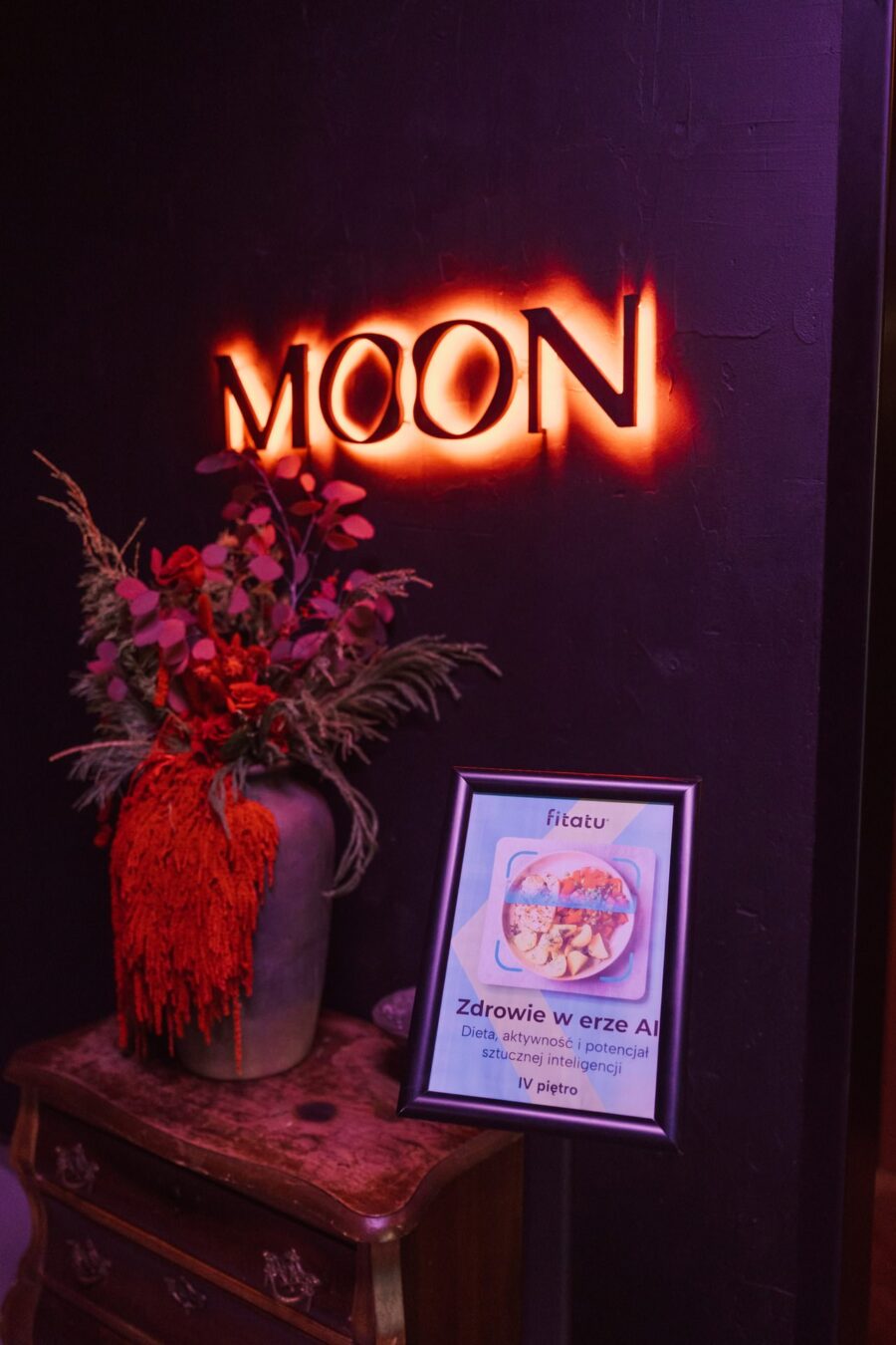 Scenografia debaty prasowej Dieta (nie)prawdy - neon i tablica z programem