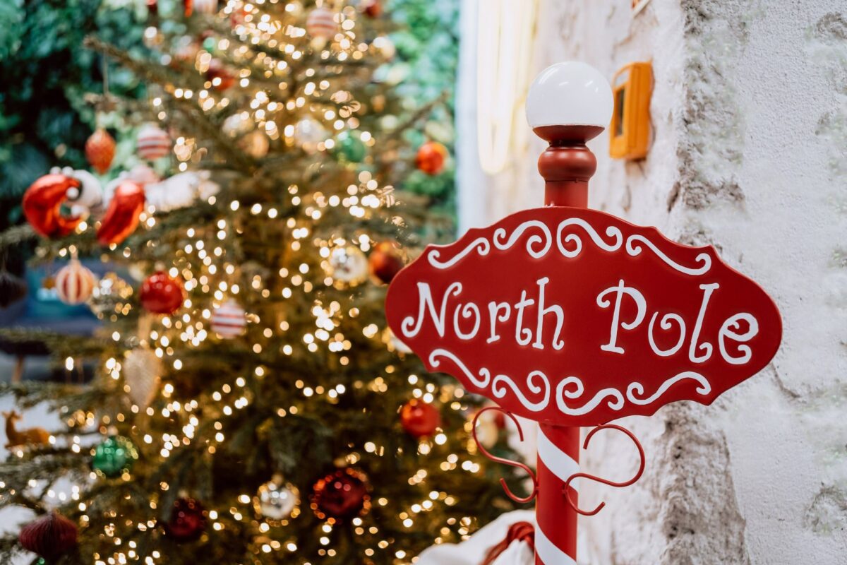 Świąteczny detal na gali Aulery 2022: tabliczka North Pole