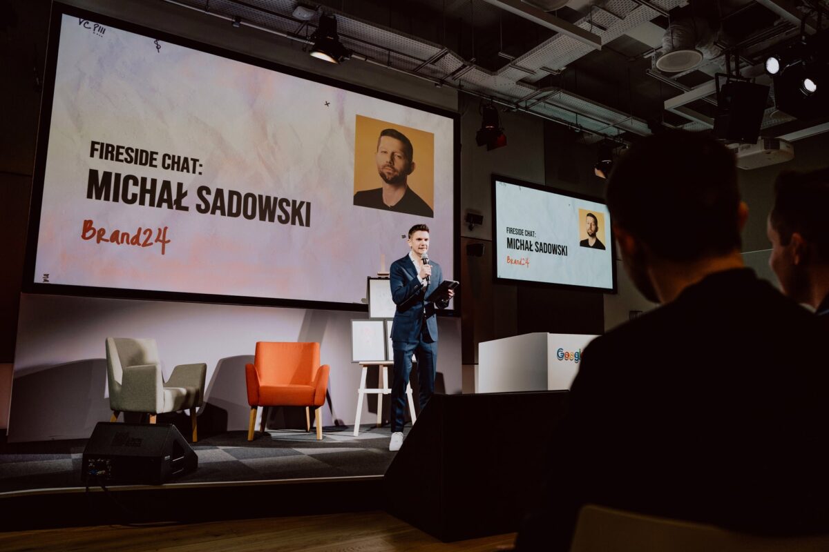 Fireside chat z Michałem Sadowskim z Brand24 podczas Aulery 2022