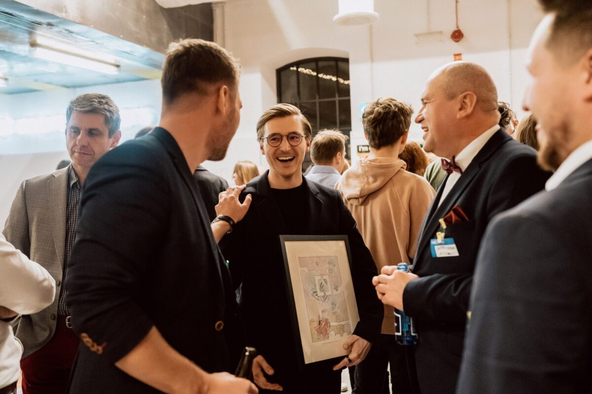 Laureat gali Aulery 2022 z nagrodą podczas networkingu