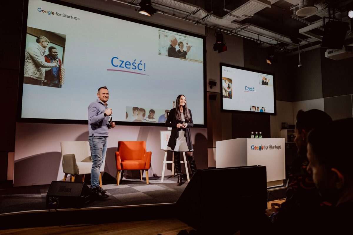 Prowadzący otwierają galę Aulery 2022 na scenie Google for Startups Campus