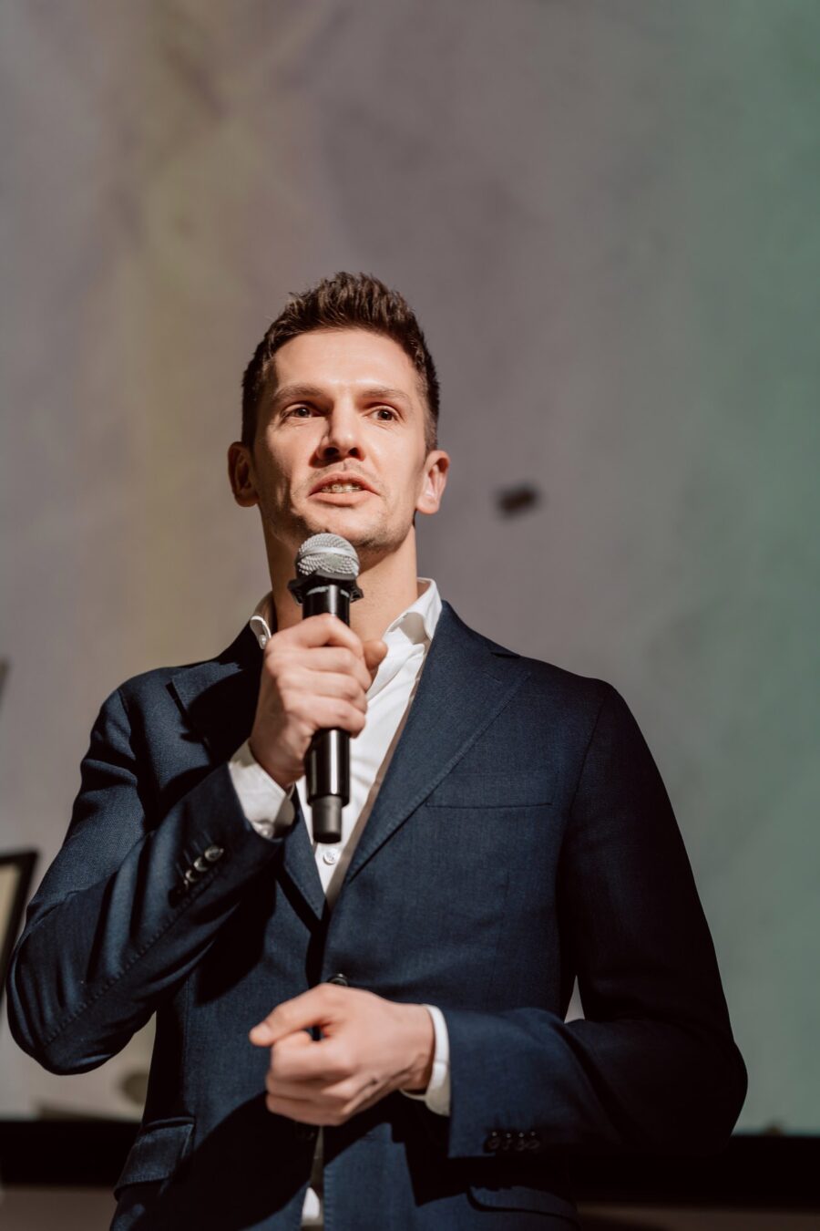 Prelegent podczas części konferencyjnej gali Aulery 2022