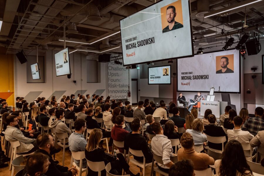 Sala Google for Startups Campus podczas gali Aulery 2022, widok na scenę i publiczność