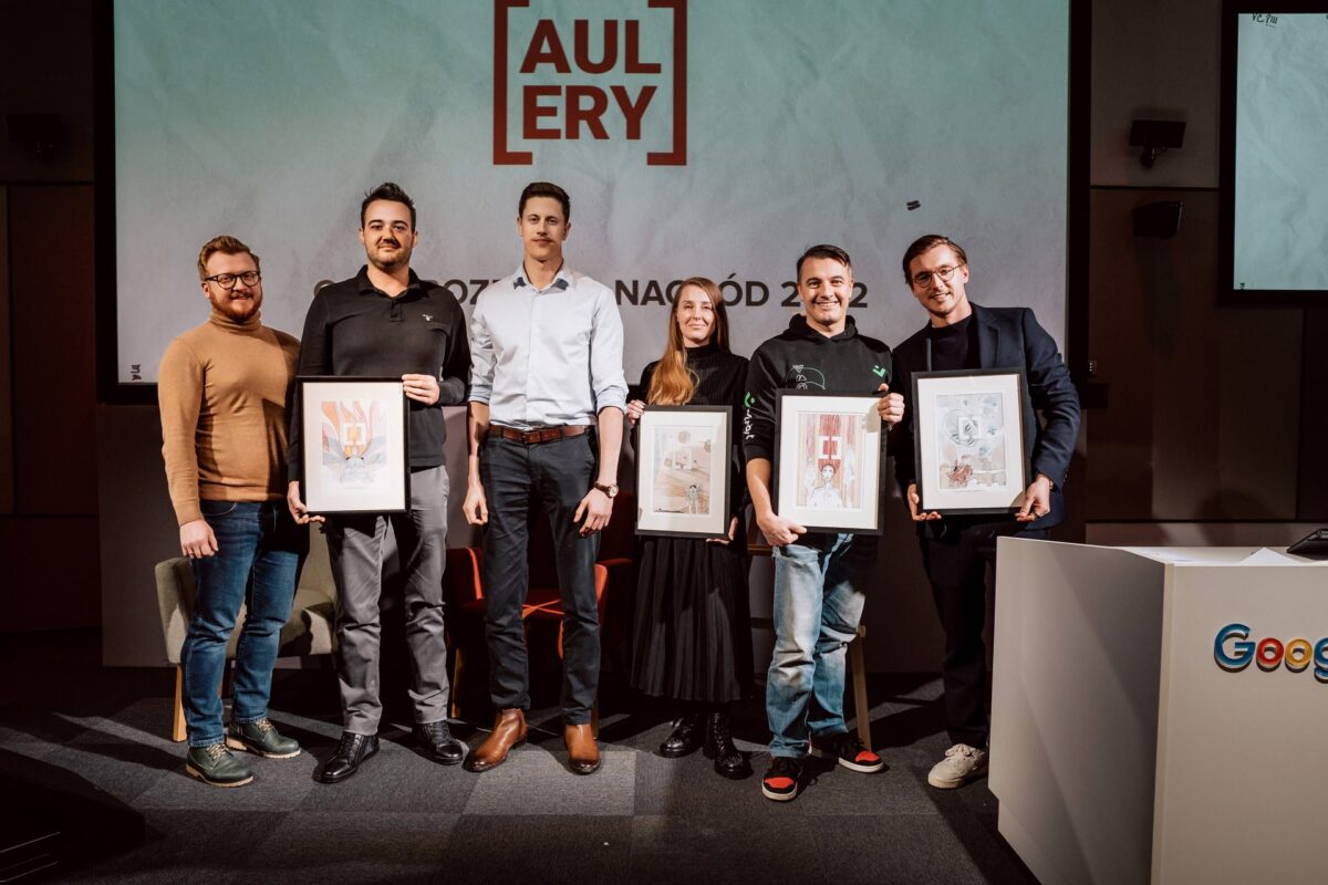 Finaliści Aulery 2022 na wspólnym zdjęciu końcowym gali