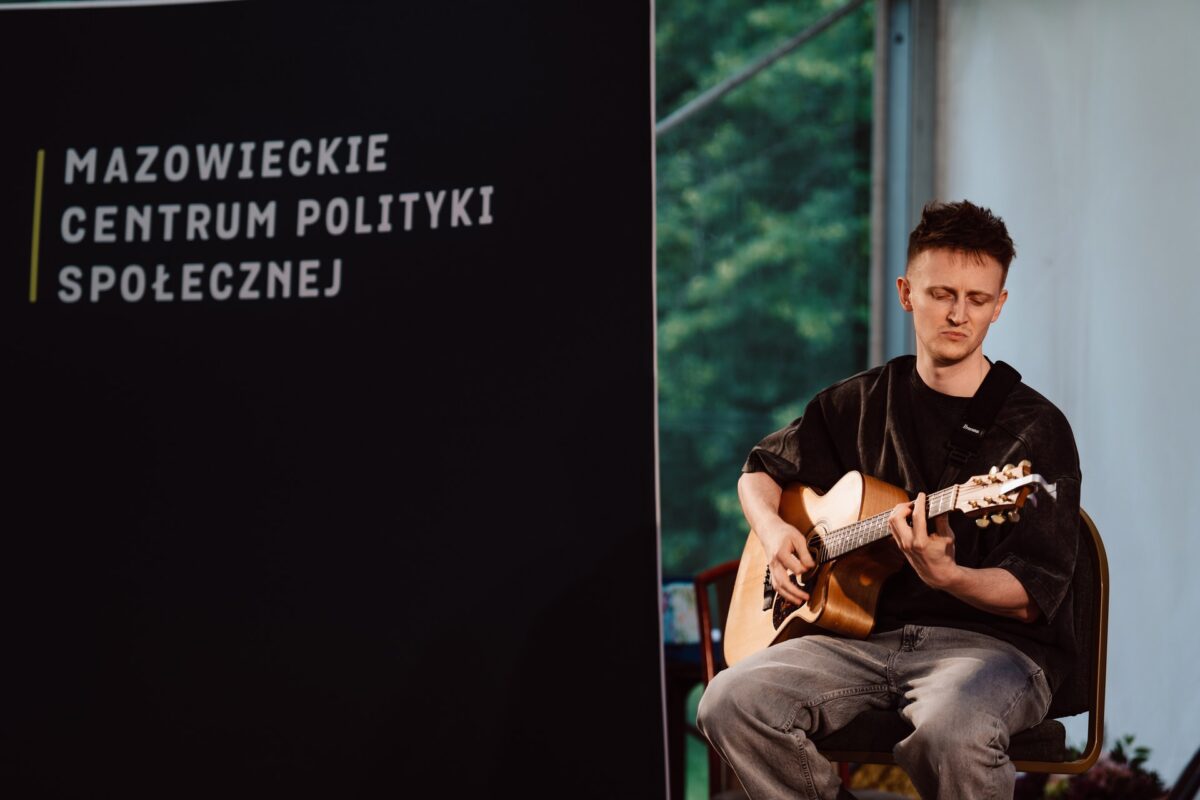 Gitarzysta podczas koncertu na gali MCPS