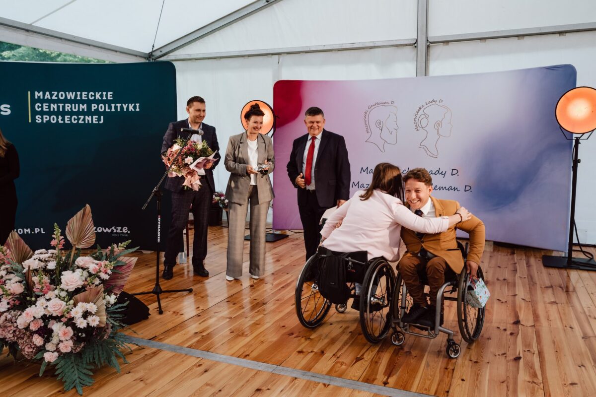 Laureaci gali Mazowiecka Lady D. i Gentleman D. gratulują sobie na scenie