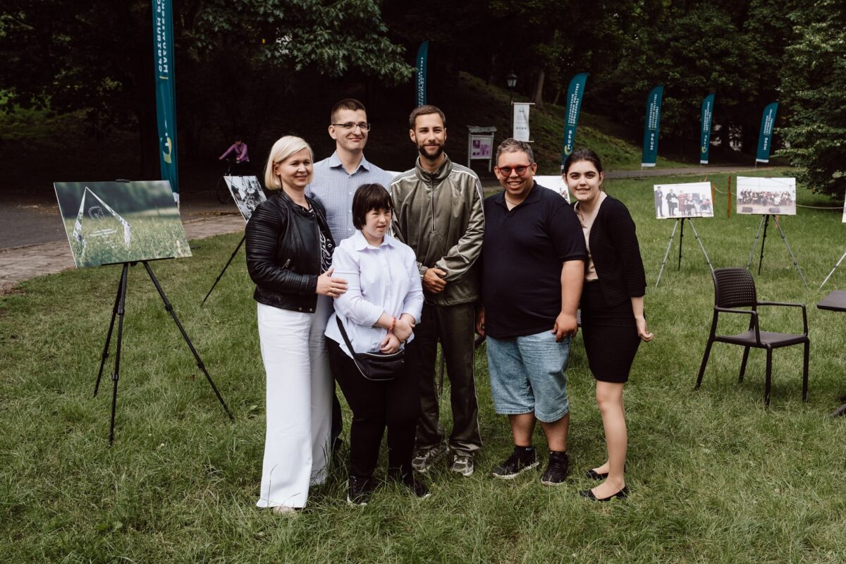 Laureaci przy wystawie plenerowej po gali MCPS w Jabłonnie