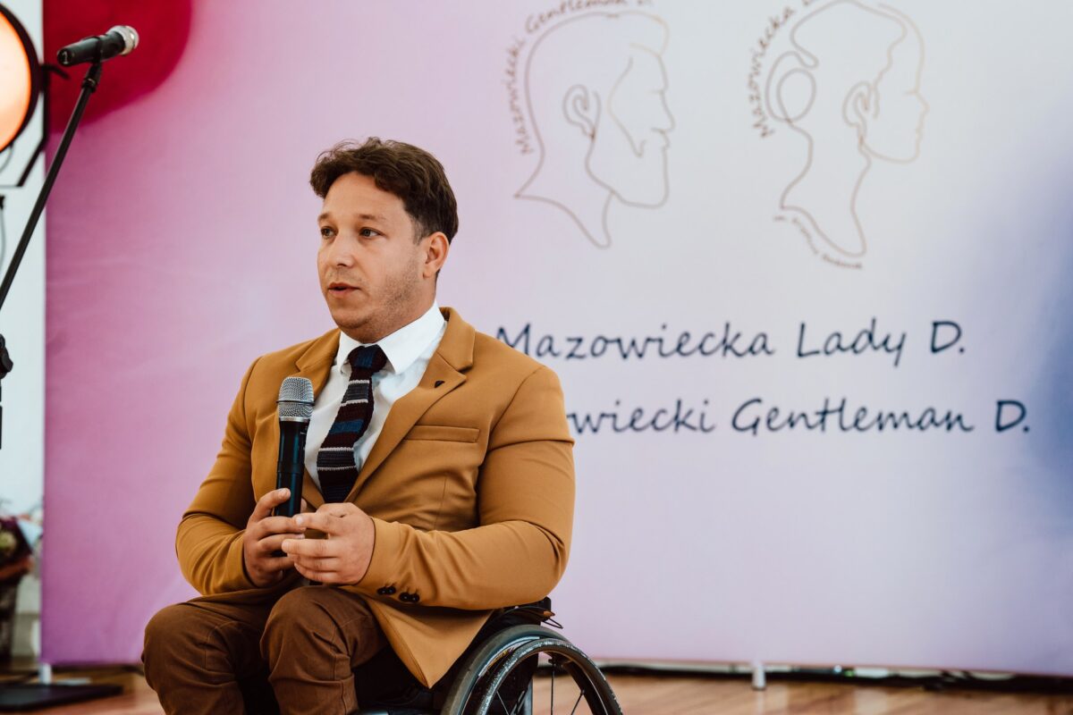 Laureat konkursu Mazowiecki Gentleman D. przemawia na scenie