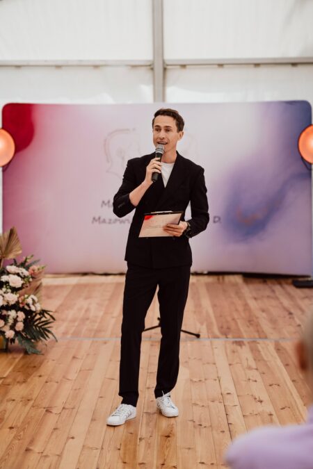 Prowadzący otwiera galę Mazowiecka Lady D. i Gentleman D.