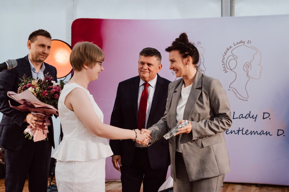 Wręczenie nagrody podczas gali Mazowiecka Lady D.
