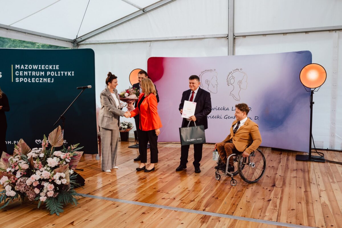 Wręczenie nagrody na scenie gali Mazowiecka Lady D. i Gentleman D.