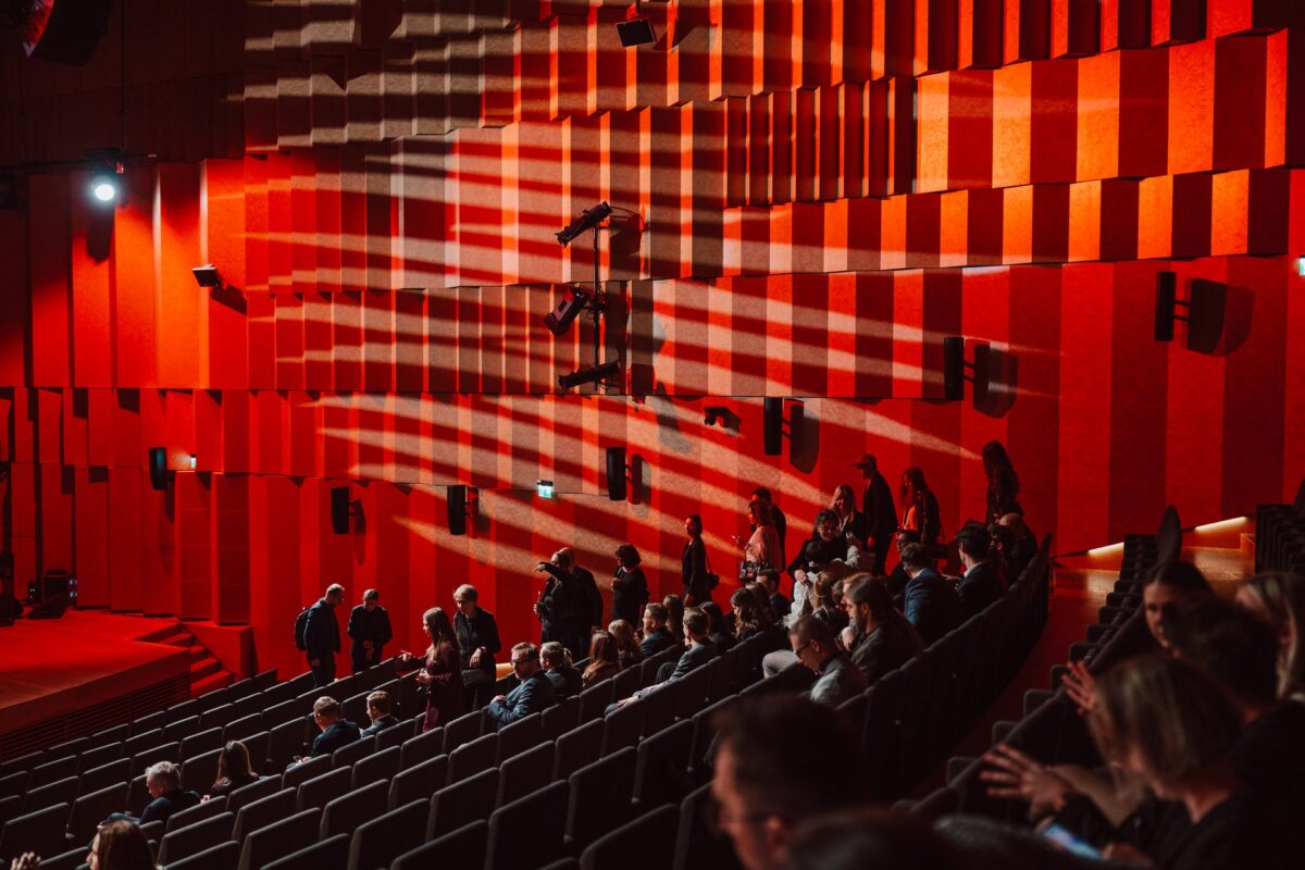 Widownia zajmuje miejsca przed galą MIXX Awards 2025