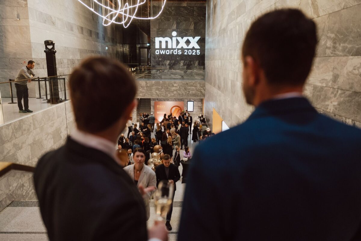 Goście patrzą na hol gali MIXX Awards 2025 w Muzeum Historii Polski