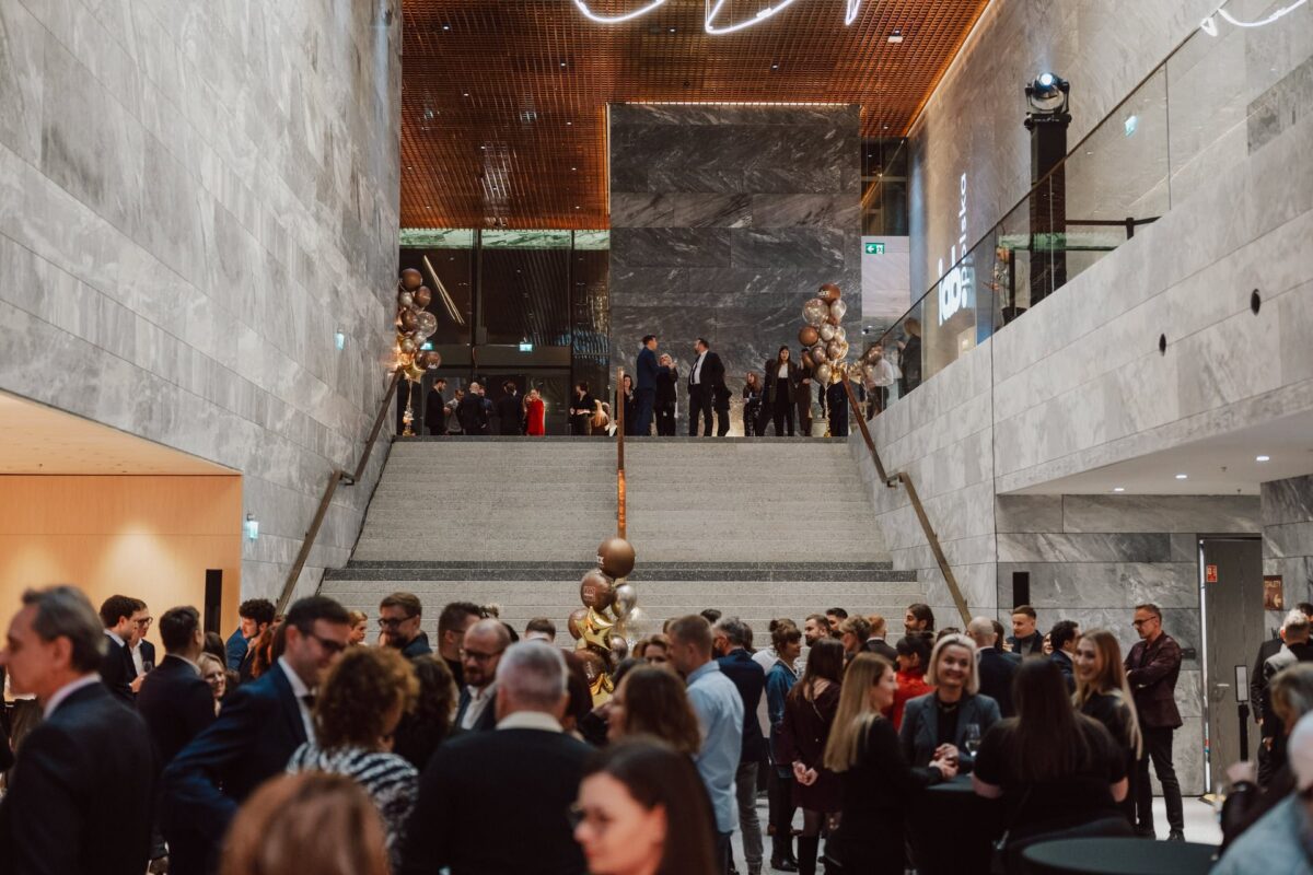 Goście gali MIXX Awards 2025 na schodach Muzeum Historii Polski