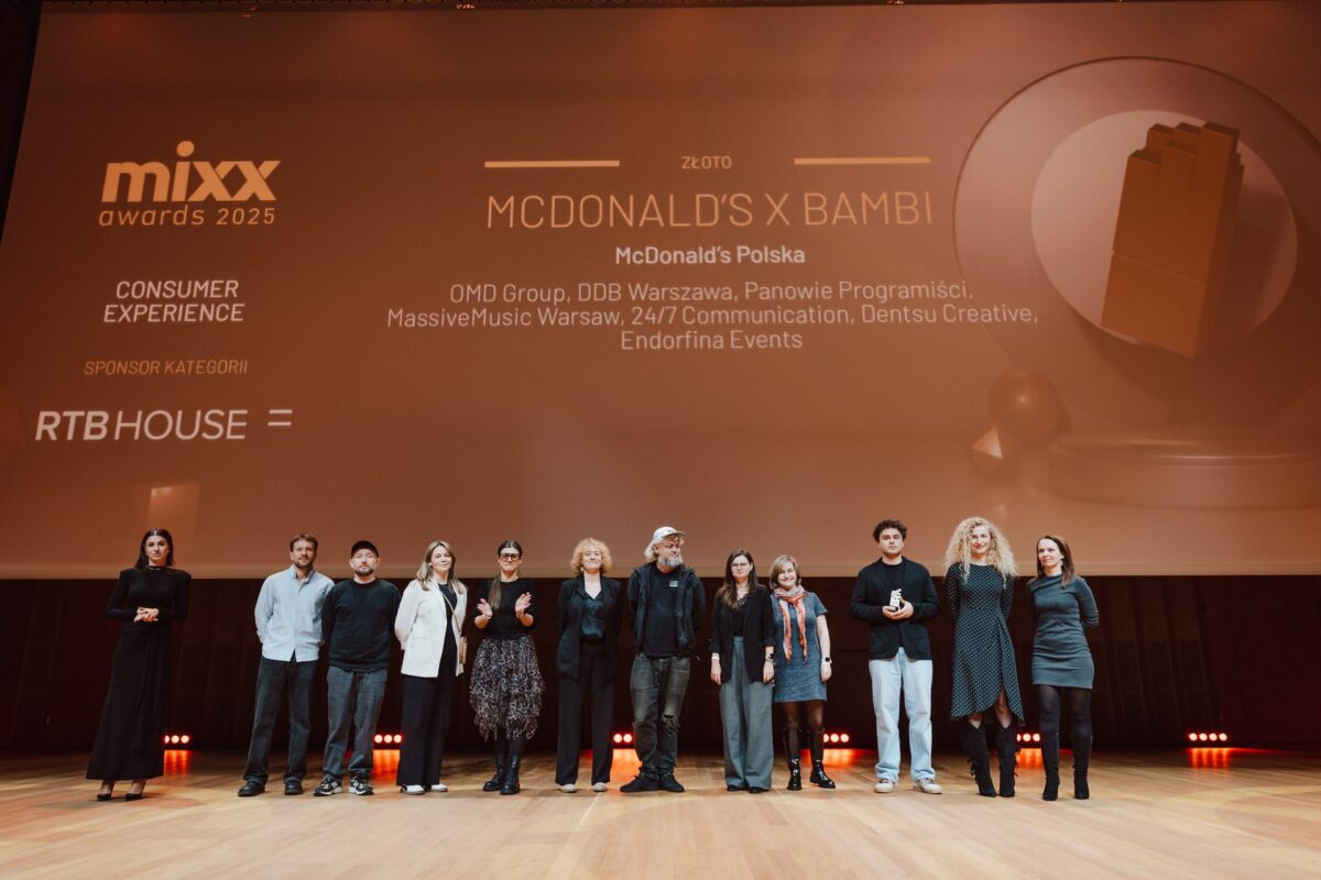 Laureaci złotej statuetki MIXX Awards 2025 na scenie pod ekranem z nazwą kampanii