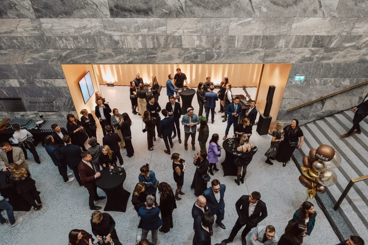 Goście gali MIXX Awards 2025 z lotu ptaka w atrium Muzeum Historii Polski