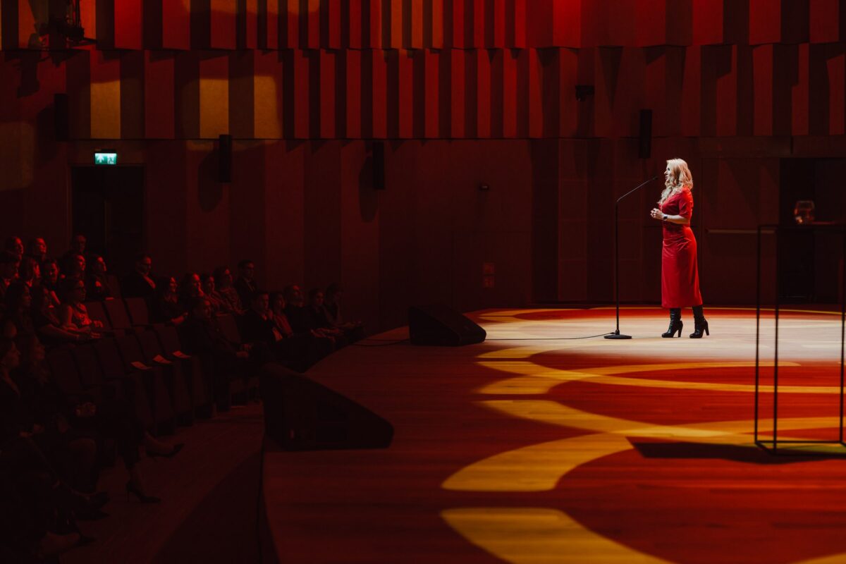 Prowadząca gala MIXX Awards 2025 na scenie Muzeum Historii Polski