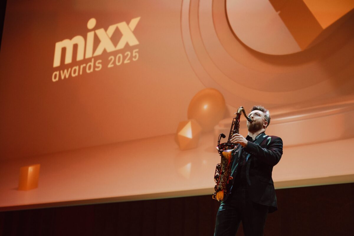 Saksofonista otwiera galę MIXX Awards 2025 na tle logo
