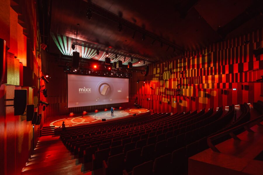 Sala audytoryjna Muzeum Historii Polski przed galą MIXX Awards 2025, widok na scenę i ekran