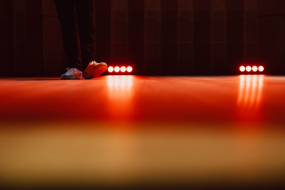 Oświetlona scena gali MIXX Awards 2025 w Muzeum Historii Polski
